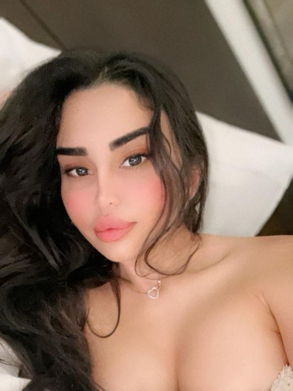 Experience Passion and Elegance with Ariel Ember 1 Mis Fotos