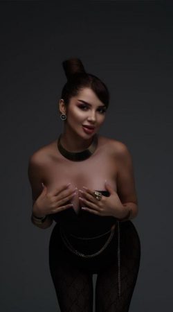 Experience Unforgettable Moments with Naomi Jewel Escort