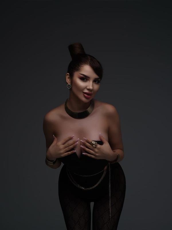 Experience Unforgettable Moments with Naomi Jewel Escort